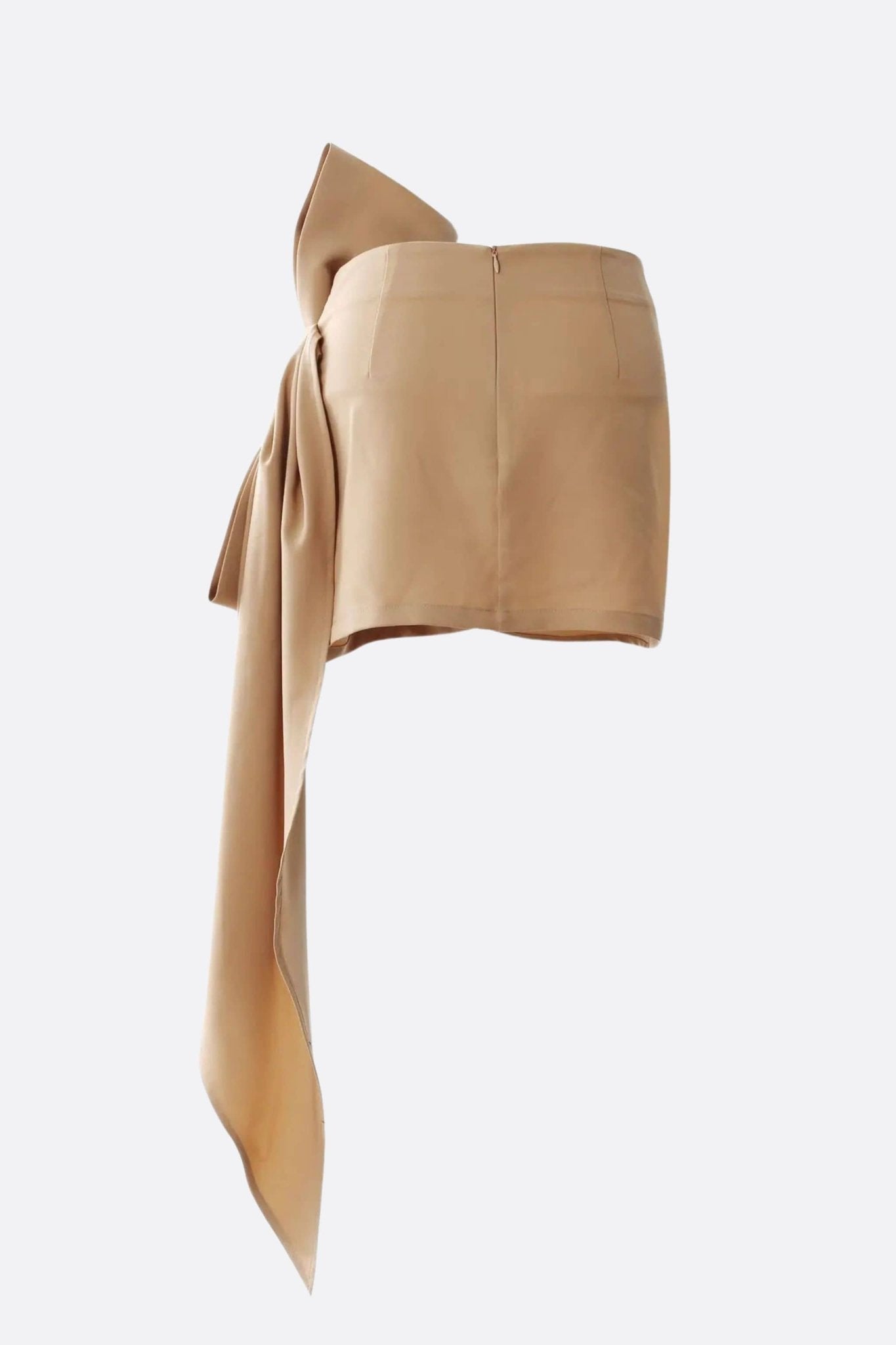 
Vue latérale de la jupe drapée en sergé sable, accentuant le nœud architectural et la fluidité du tissu pour un look chic.



