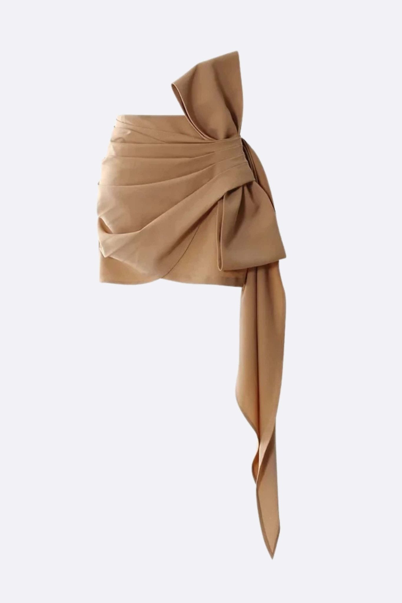 
Perspective alternative de la jupe drapée en sergé sable, soulignant le nœud architectural et la texture fluide.



