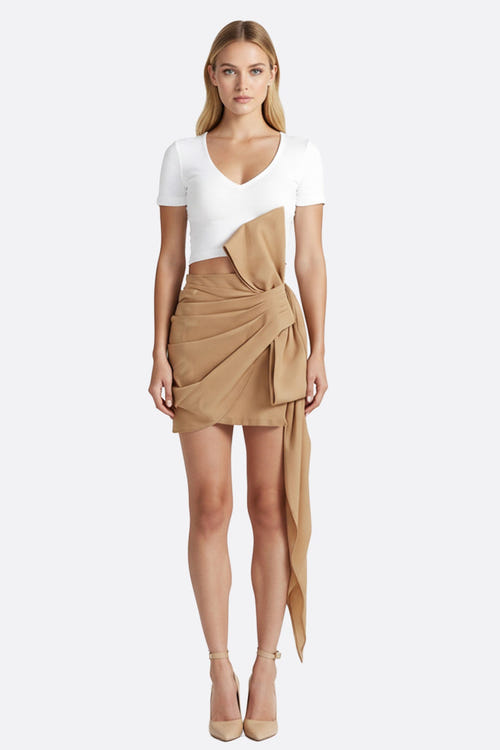 
Jupe drapée en sergé couleur sable avec nœud architectural, élégante pour une soirée raffinée ou un événement chic.



