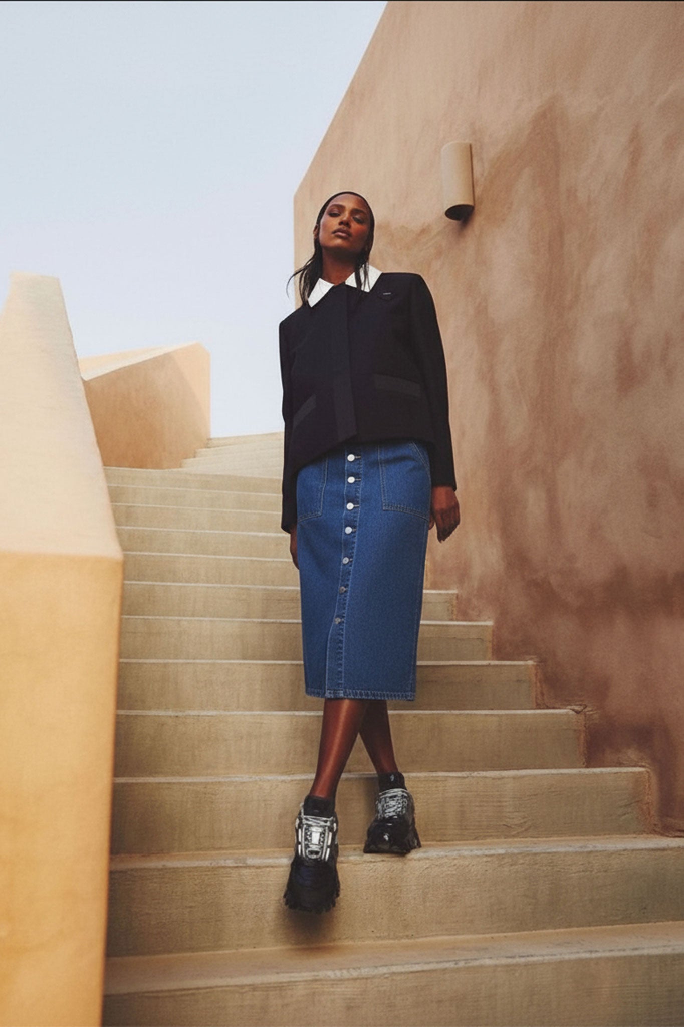 Gonna lunga in denim blu con tasche oversize, perfetta per un outfit elegante e casual, evidenziando la texture del...