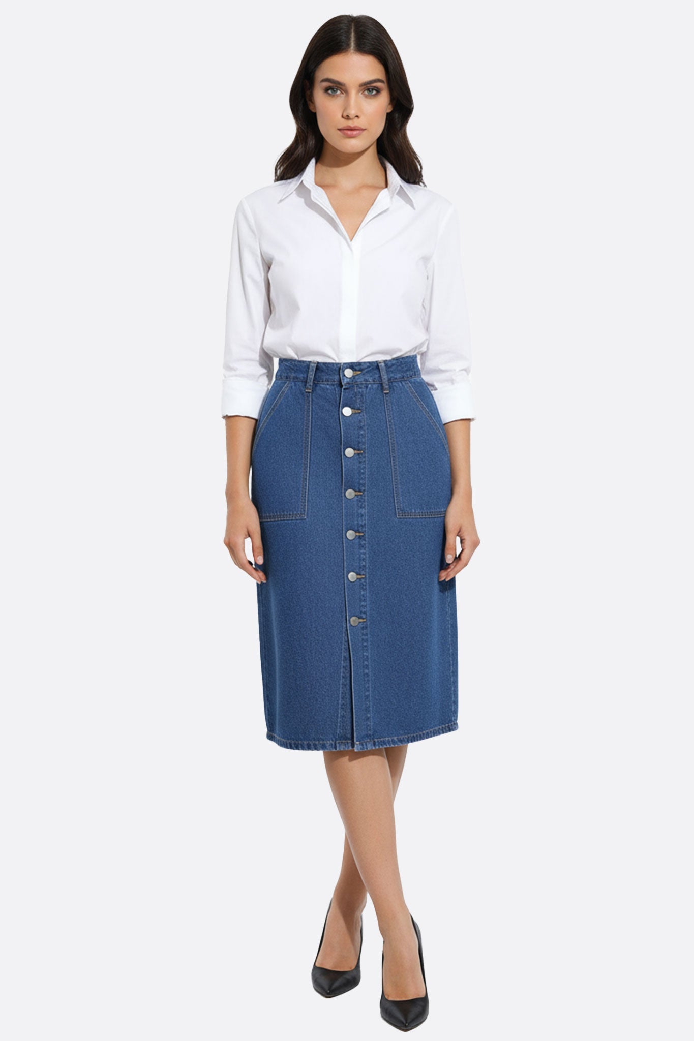 Gonna lunga in denim blu con ampie tasche, perfetta per un look informale ed elegante in tutte le stagioni.