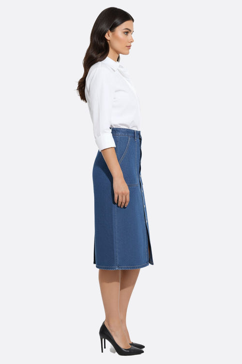 
Jupe en denim bleu avec poches oversize, parfaite pour une allure raffinée et moderne au quotidien ou lors d'une soirée.



