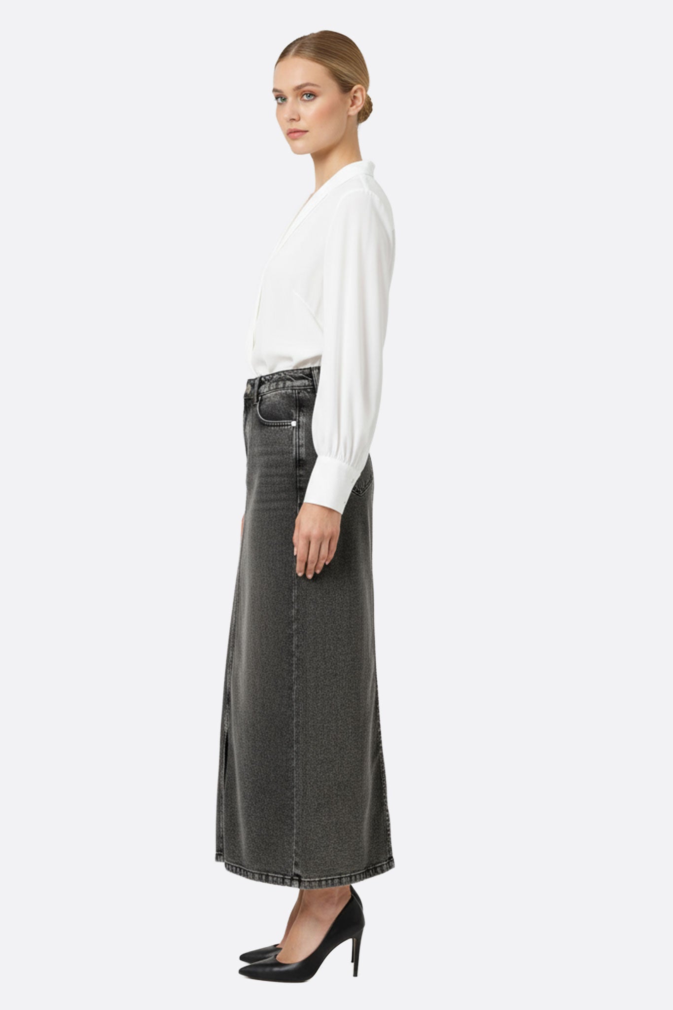 Jupe longue en jean gris avec boutons, mise en valeur d'un style vintage pour des occasions décontractées et élégantes.