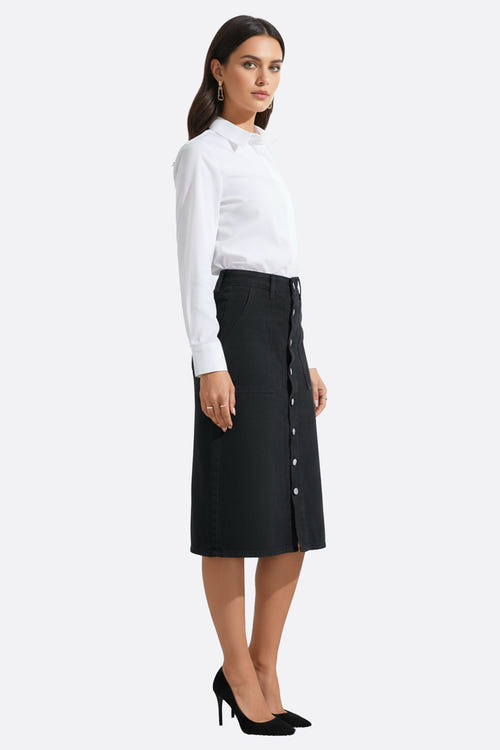 
Zoom sur la jupe longue en denim noir avec poches oversize, parfaite pour une allure moderne et raffinée.



