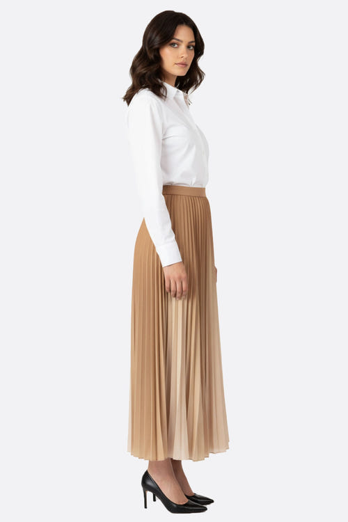 
Détail de la jupe longue plissée à dégradé beige, un choix chic pour un look moderne et sophistiqué.



