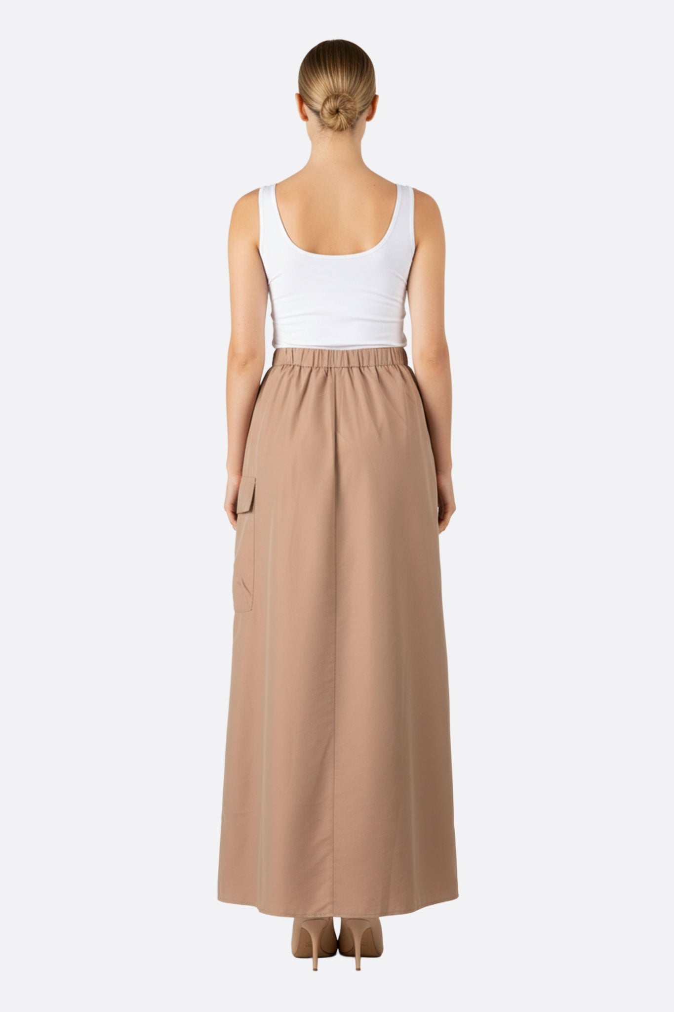 Falda larga color arena con bolsillo oversize, una opción elegante y cómoda para un look casual y moderno.