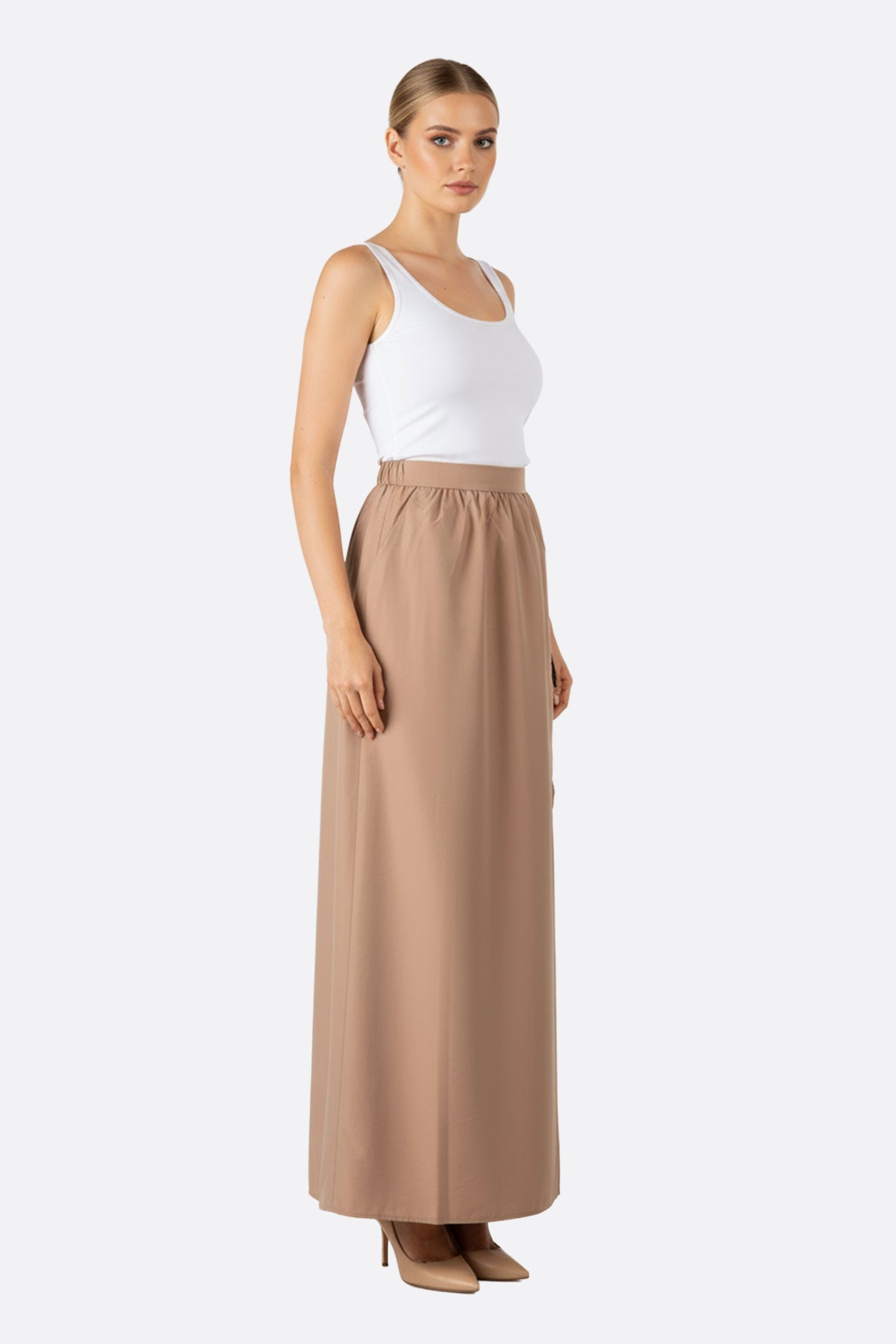 Vista alternativa della gonna lunga color sabbia con tasca oversize, ideale per un outfit casual chic e versatile in ogni...