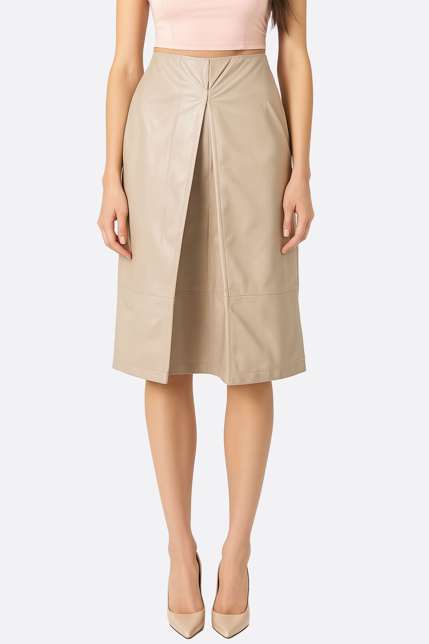 
Demi-vue 3/4 d'une jupe mi-longue beige en similicuir, mettant en valeur sa fente et sa coupe droite pour un style élégant.



