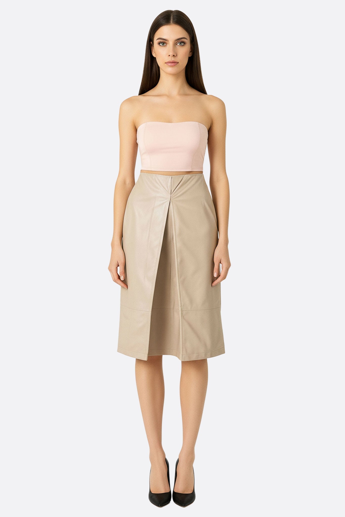 Jupe beige en similicuir à fente, révélant une coupe droite chic pour une tenue élégante idéale en soirée.