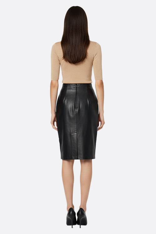 
Détail élégant de la jupe en similicuir noir, mettant en valeur la fente audacieuse et la coupe droite parfaite pour des...



