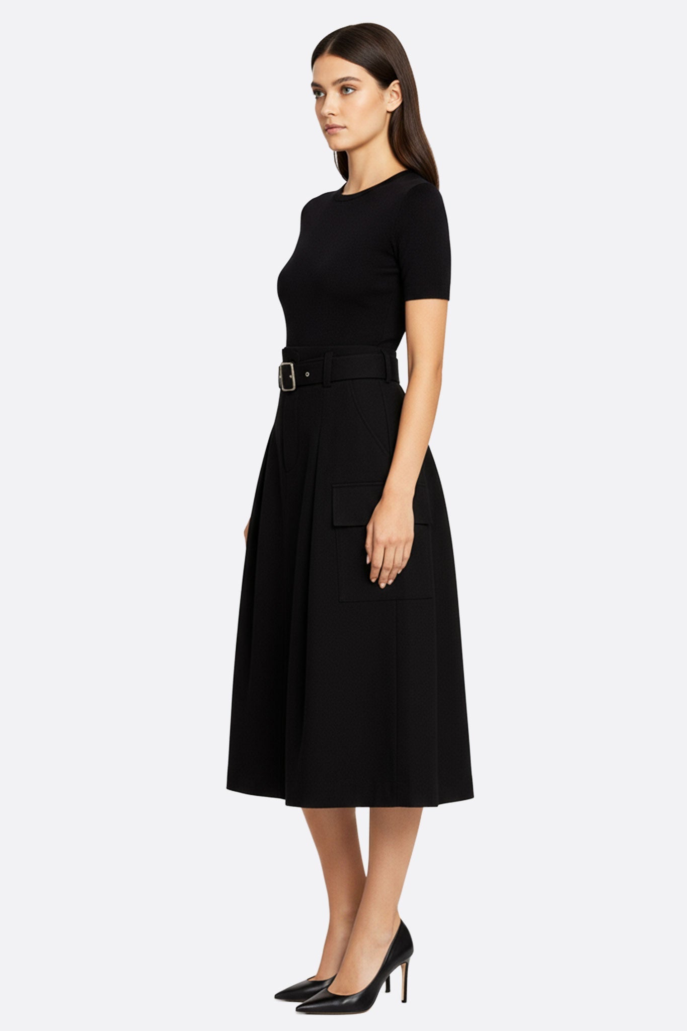 Falda midi negra con cinturón y amplios bolsillos, ideal para un estilo sofisticado y versátil en cualquier evento.