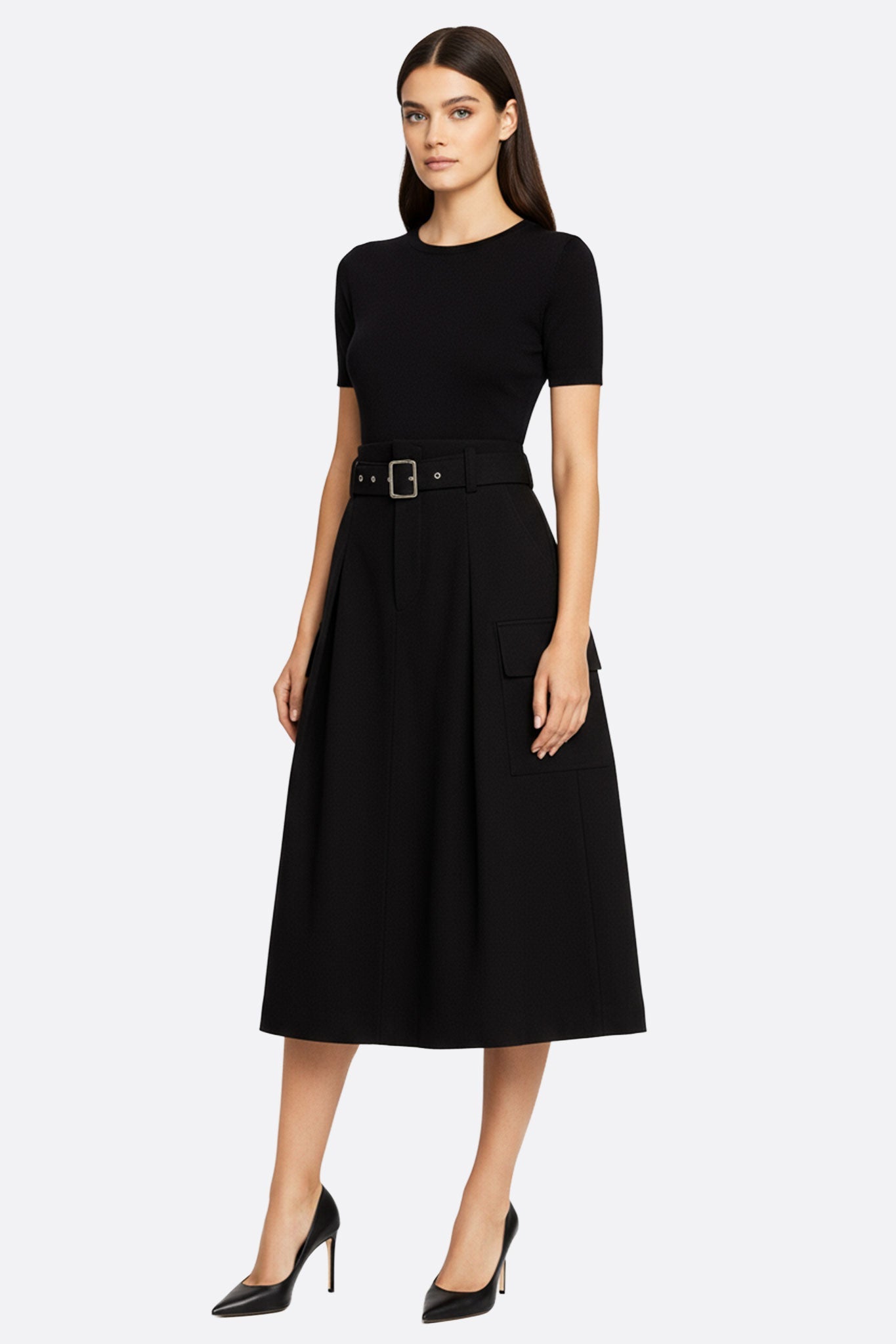 Détail d'une jupe midi noire raffinée à ceinture, mettant en valeur des poches oversize pour une allure tendance et pratique.