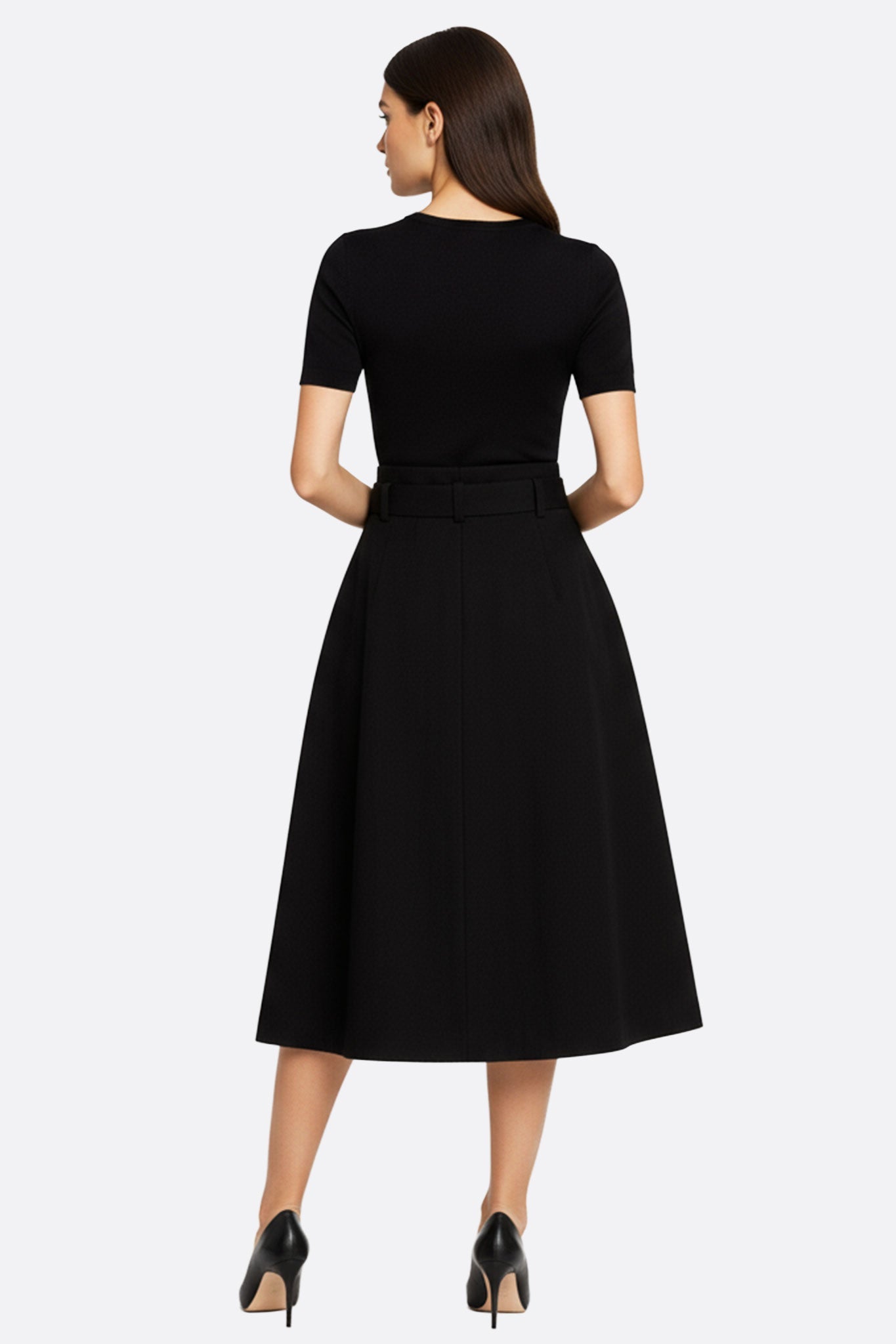 Détails d'une jupe midi noire chic à ceinture, révélant des poches oversize, idéale pour un style raffiné en soirée.