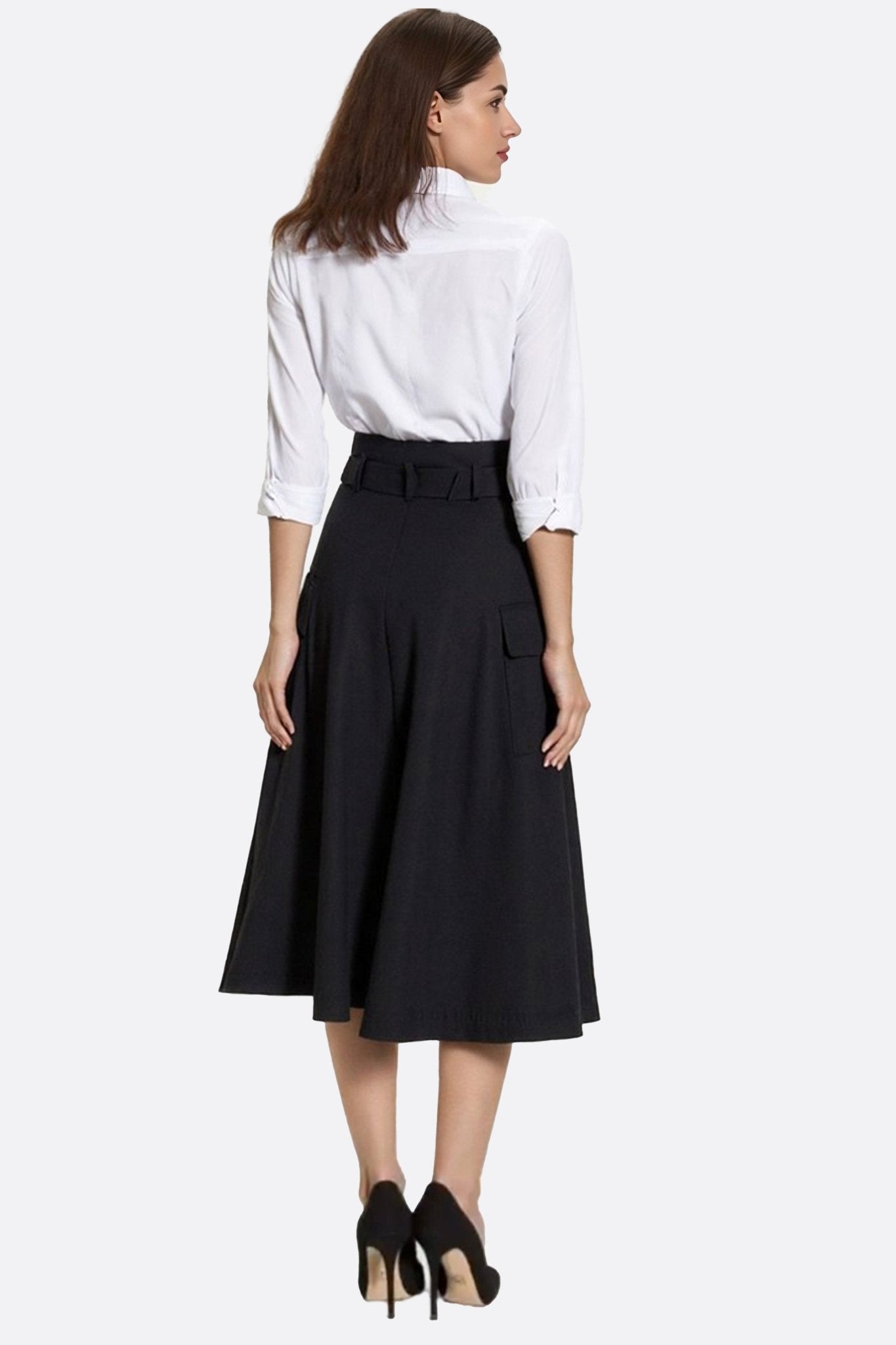 Dettaglio della gonna midi nera a vita alta con cintura integrata, un accessorio chic per un outfit elegante e di classe.