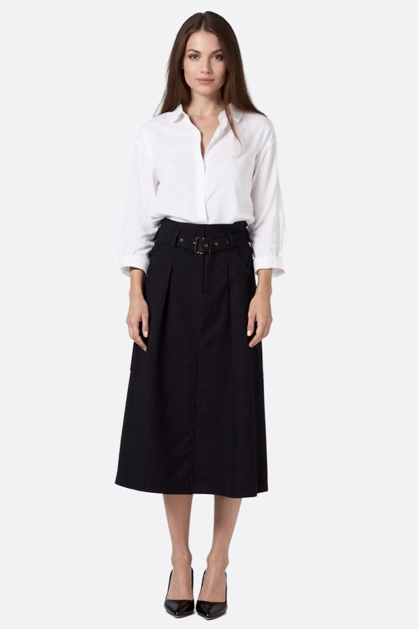 Dettaglio della gonna midi nera a vita alta con cintura, un elemento chic ideale per creare look eleganti e sofisticati.