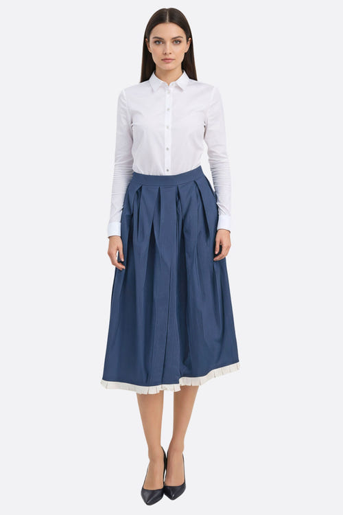 
Jupe midi plissée en bleu nuit avec bord écru, un incontournable pour une allure chic lors d'événements raffinés.



