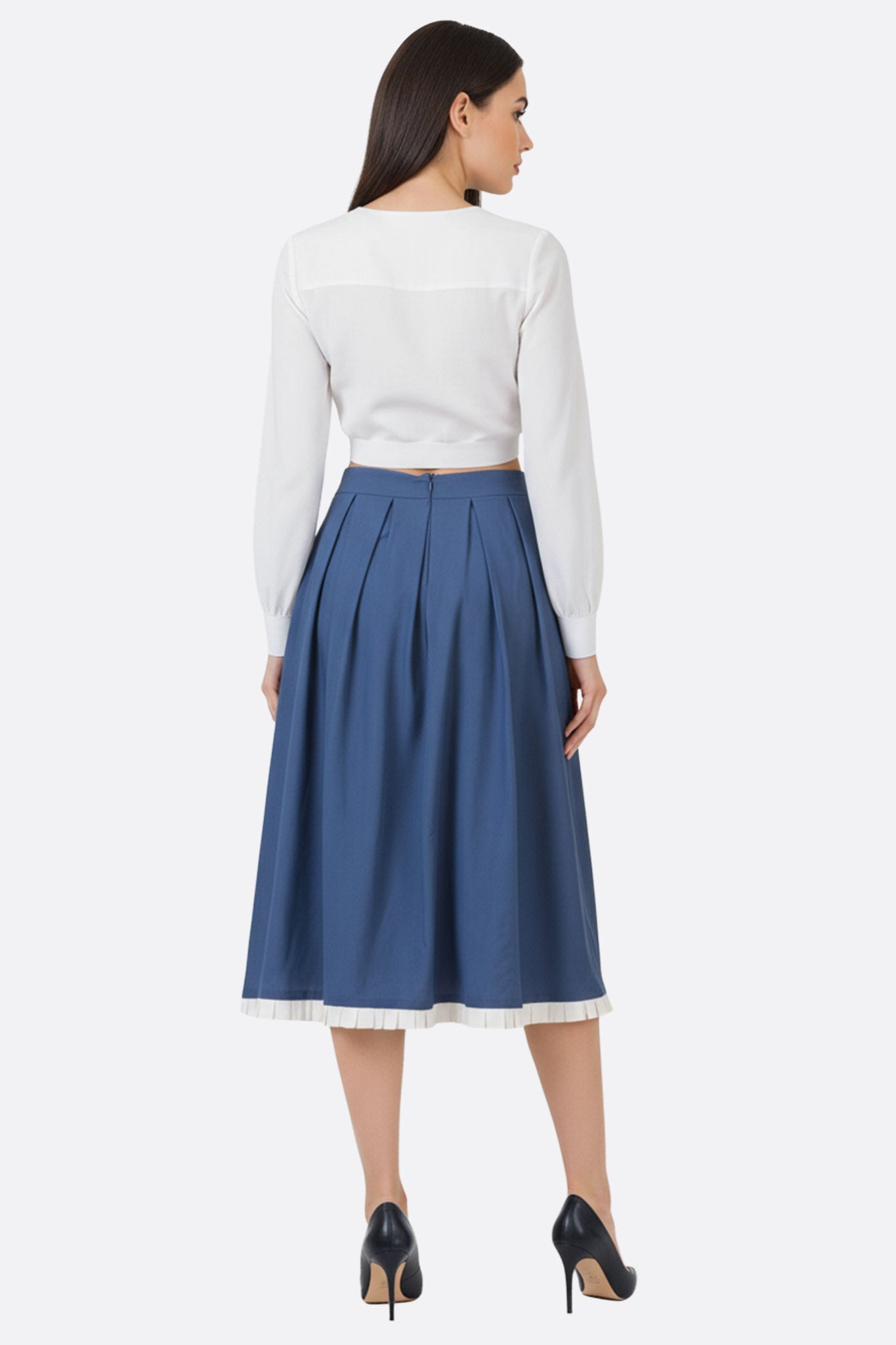 Gonna midi plissée blu notte con bordo a contrasto écru, perfetta per eventi formali e casual, particolare della sua...