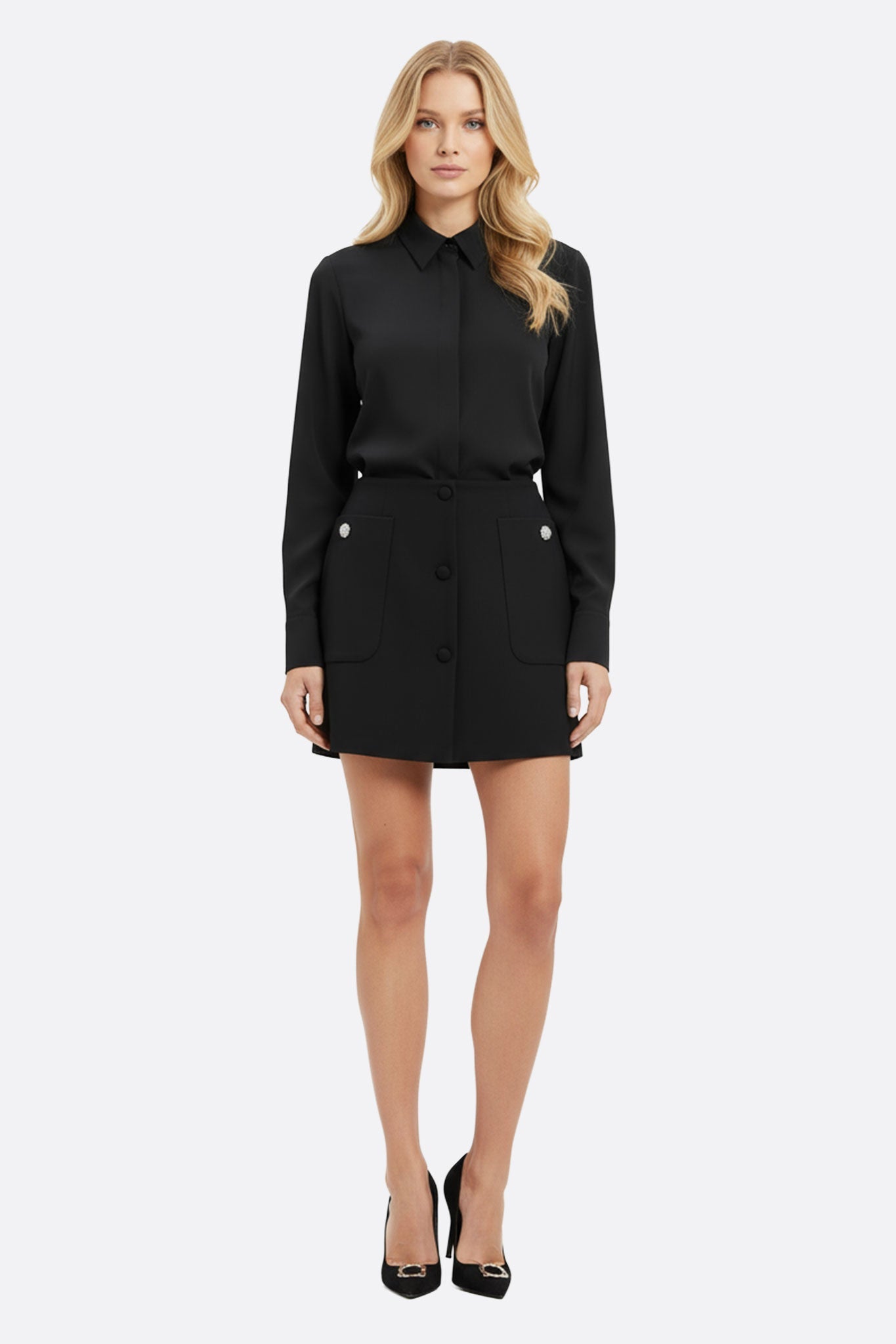 
Jupe noire courte en tissu fluide, ornée de boutons bijoux et de poches oversize, idéale pour un look élégant de soirée.



