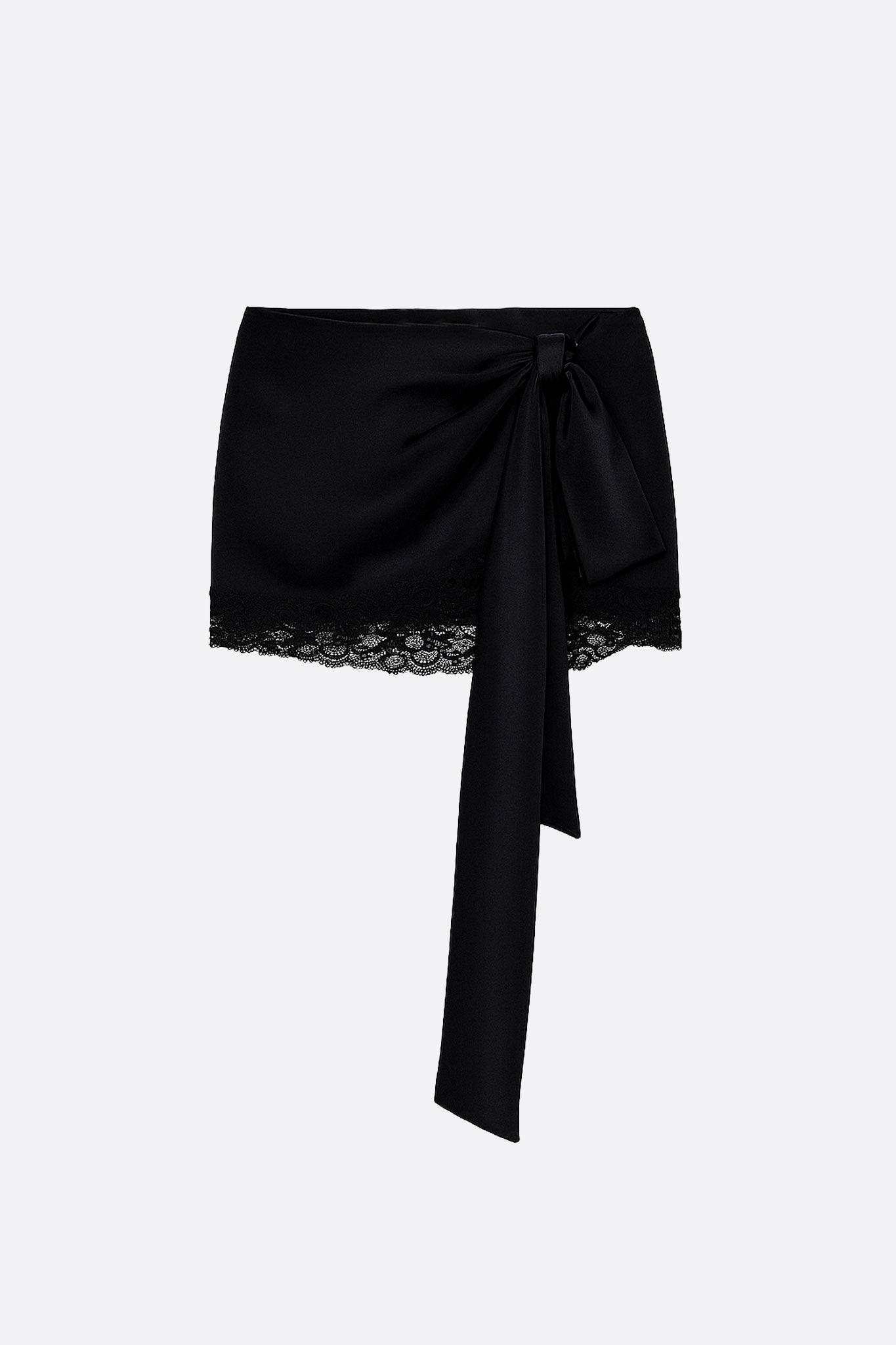 Gonna asimmetrica in satin nero con raffinati dettagli in pizzo, perfetta per un look elegante e seducente da sera.