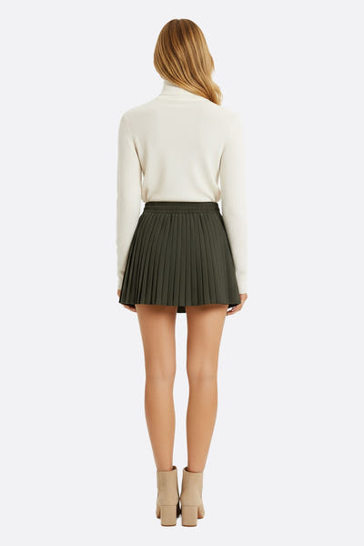 
Zoom sur les plis raffinés de la jupe taille haute en tissu stretch gris anthracite, idéale pour un style chic en soirée.



