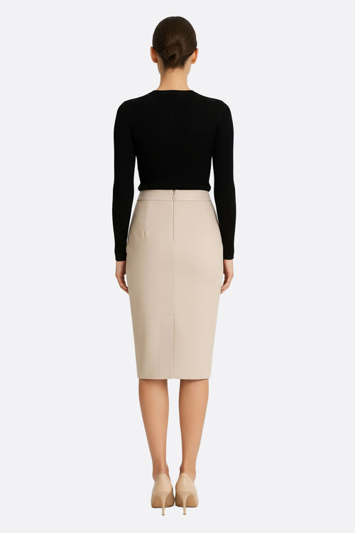 
Détail de la jupe portefeuille beige en simili cuir, mettant en avant sa coupe moderne et son style raffiné pour le...



