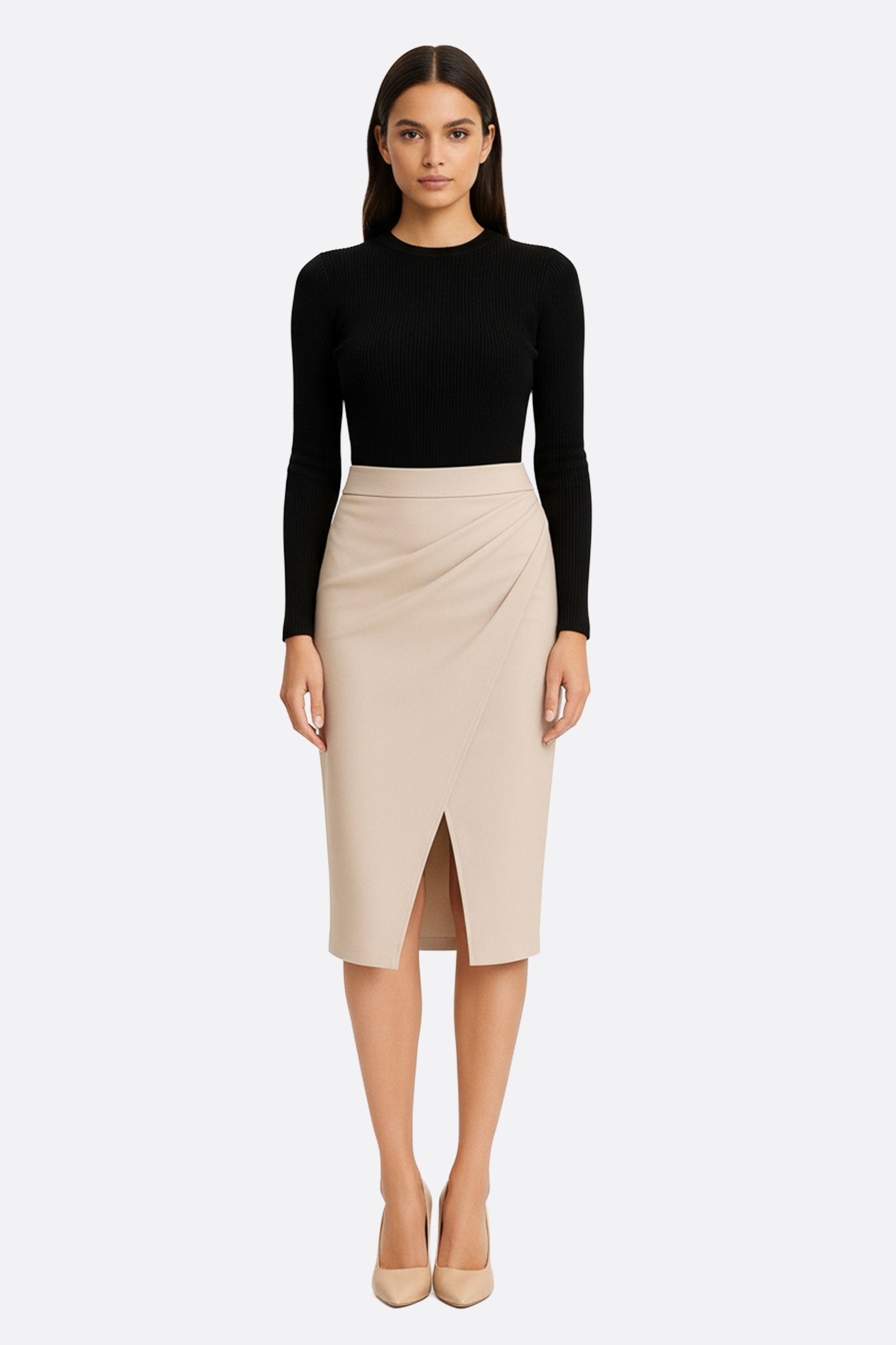 
Jupe portefeuille beige en simili cuir, silhouette chic idéale pour un look élégant en soirée ou au bureau.



