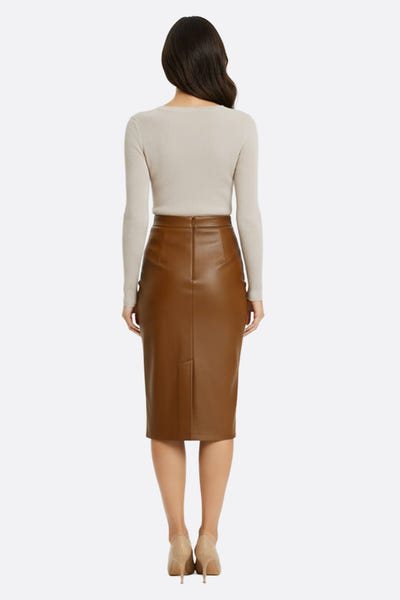 
Détail de la jupe portefeuille en simili cuir caramel, mettant en avant sa texture raffinée et sa coupe moderne pour une...



