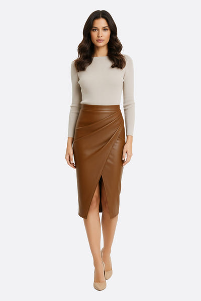 
Jupe portefeuille midi en simili cuir marron camel, élégante et chic, idéale pour un look affirmé au quotidien.



