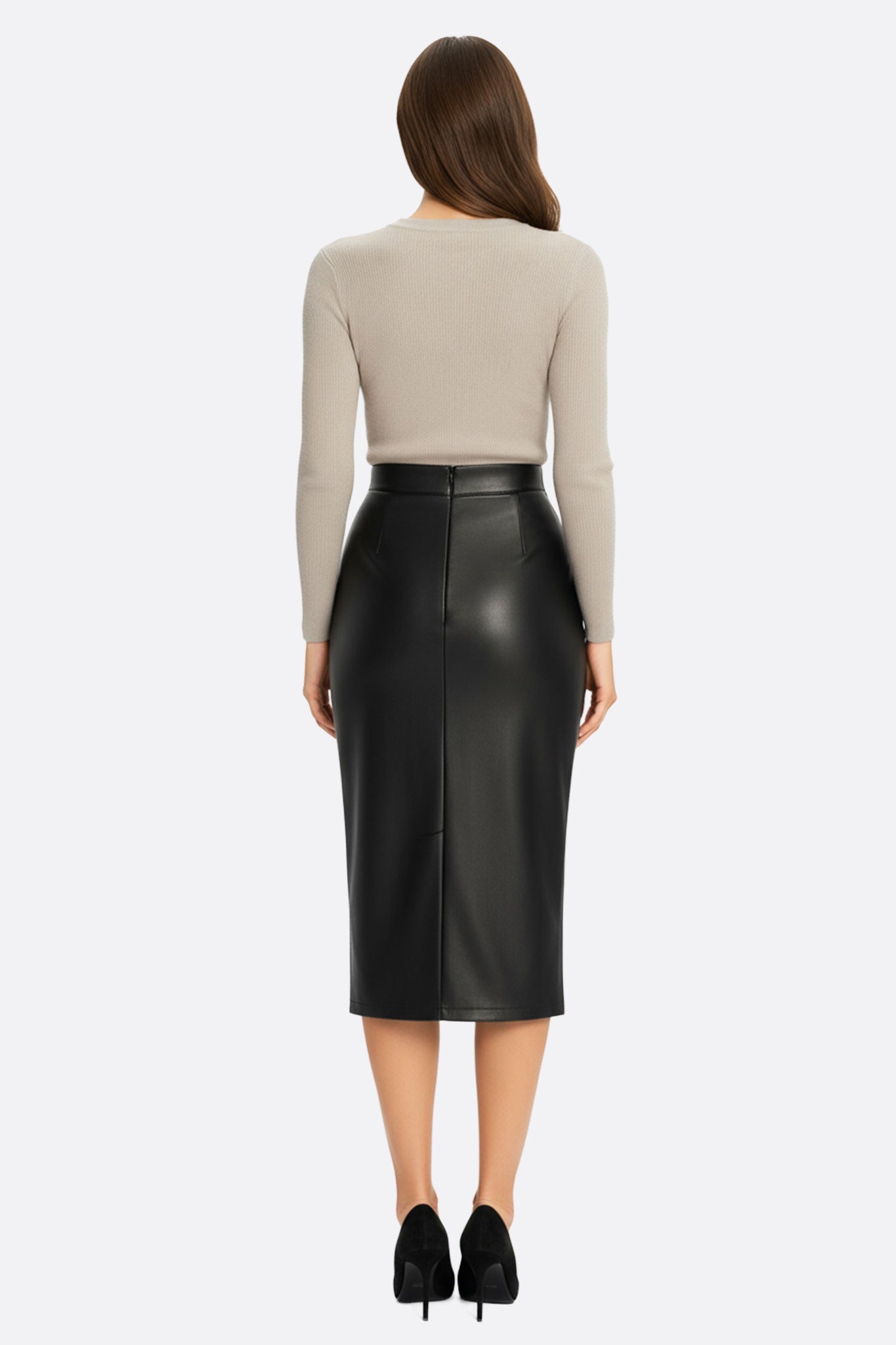 Détail latéral d'une jupe portefeuille en simili cuir noir, alliant modernité et féminité pour un style sophistiqué.