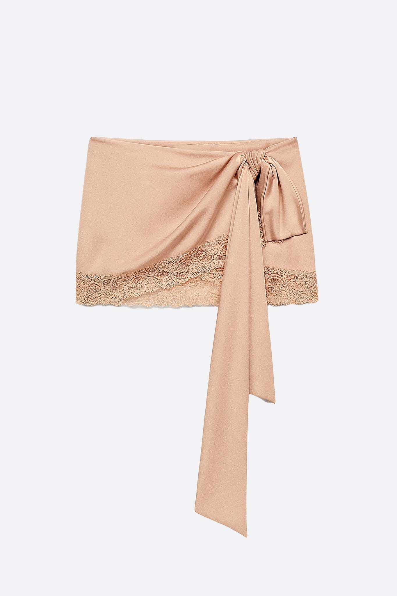 Détail captivant d'une jupe rose poudré en satin, mettant en avant la dentelle pour un style raffiné et moderne.