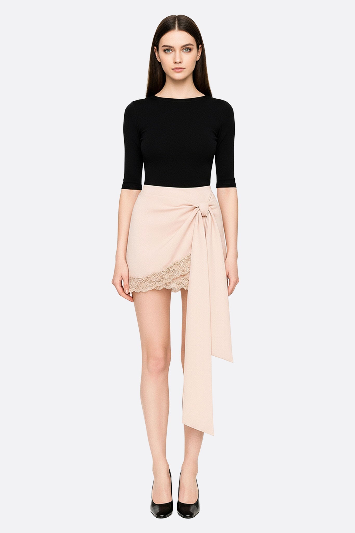 Jupe courte asymétrique en satin rose poudré, élégance raffinée pour soirées chic et occasions spéciales.