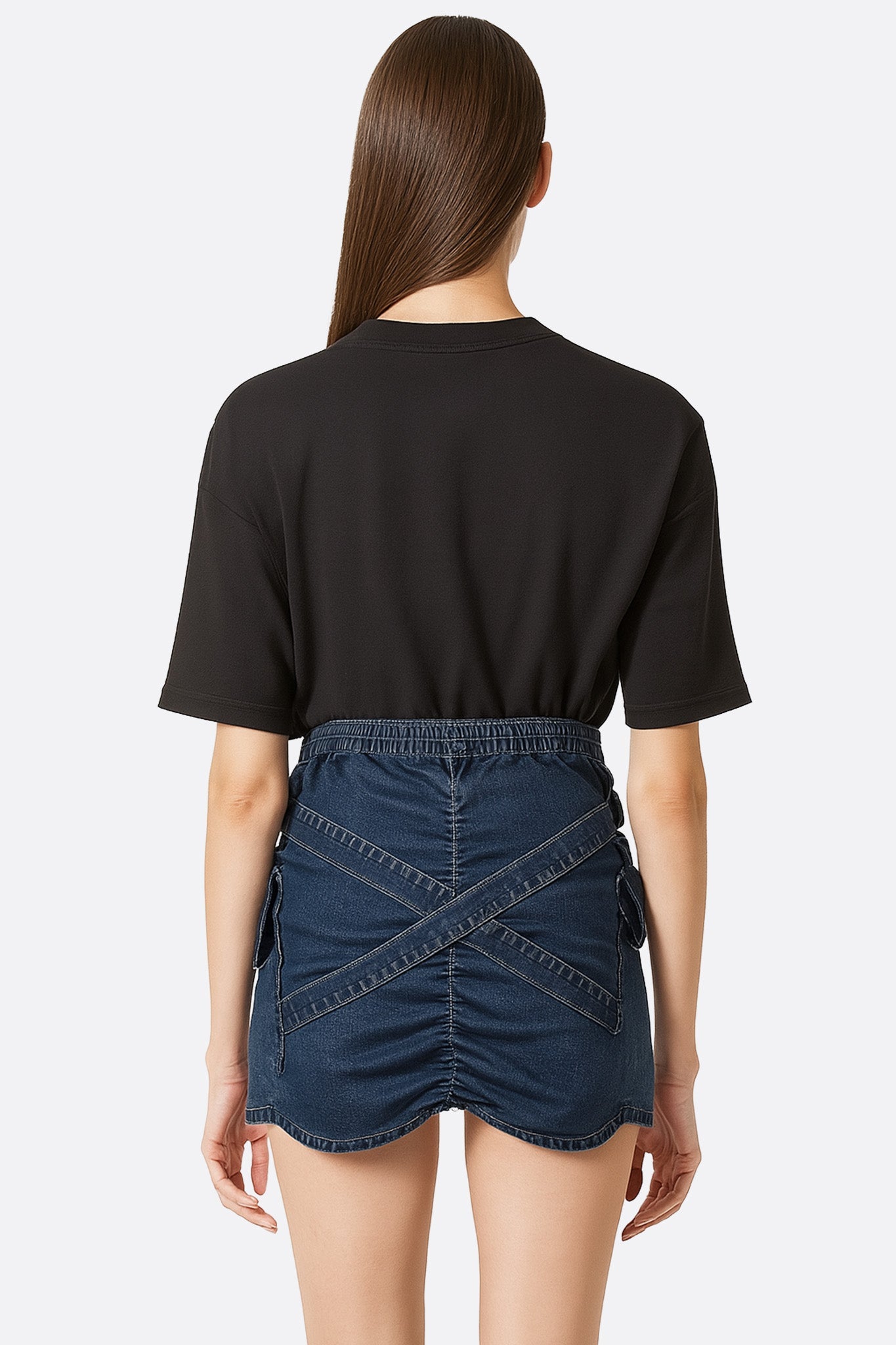 
Zoom sur la texture du denim structuré et les sangles croisées de cette jupe-short audacieuse et élégante.



