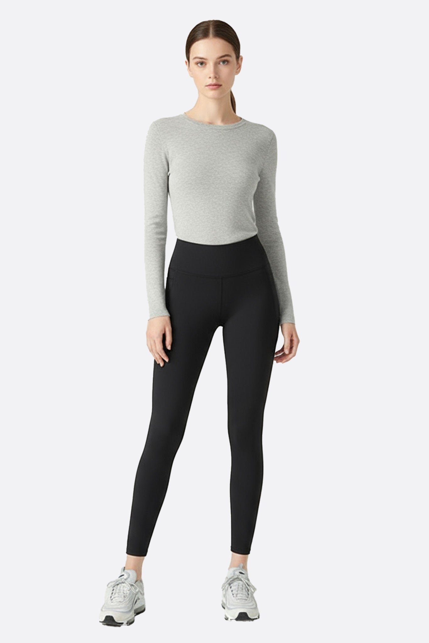 Legging de alto rendimiento en color negro con talle alto, tejido técnico suave, ideal para un estilo dinámico y elegante.