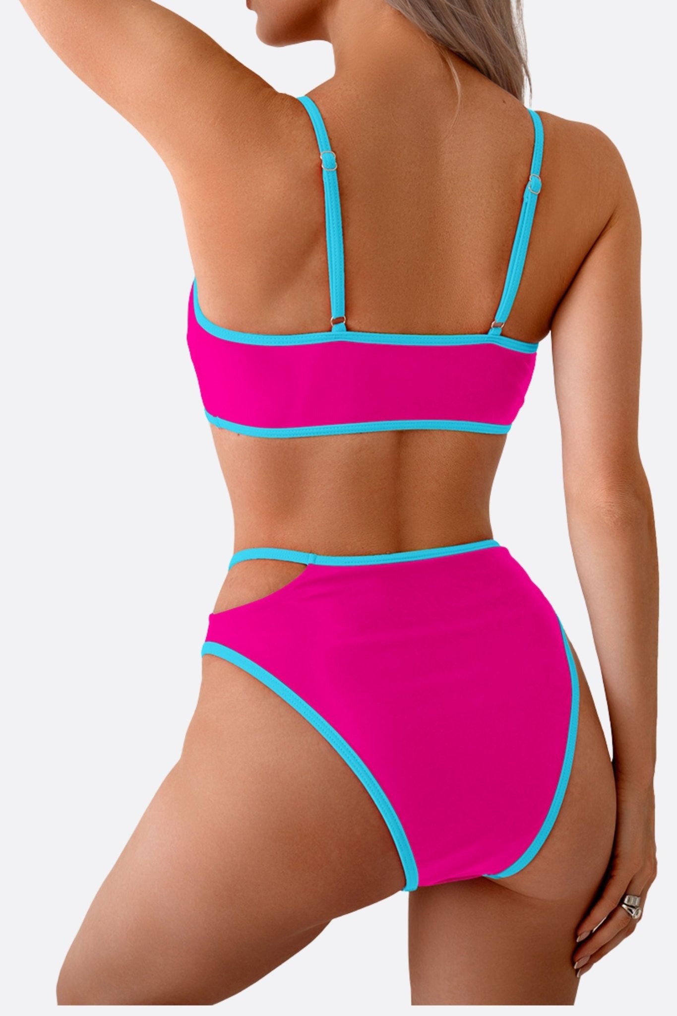 
Bikini fuchsia taille haute avec bordures bleu turquoise, un must-have élégant pour briller lors de vos vacances d'été.



