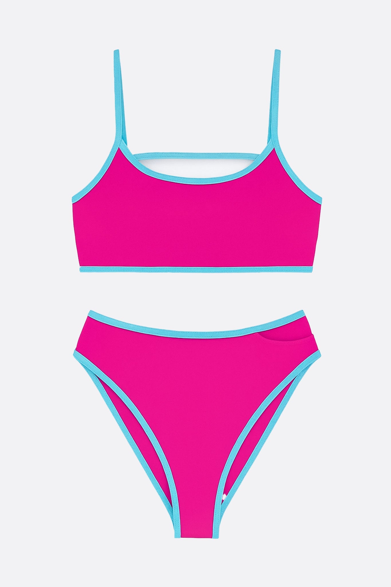 
Perspective unique sur le bikini taille haute fuchsia, mettant en avant les détails bleu turquoise pour une allure moderne.



