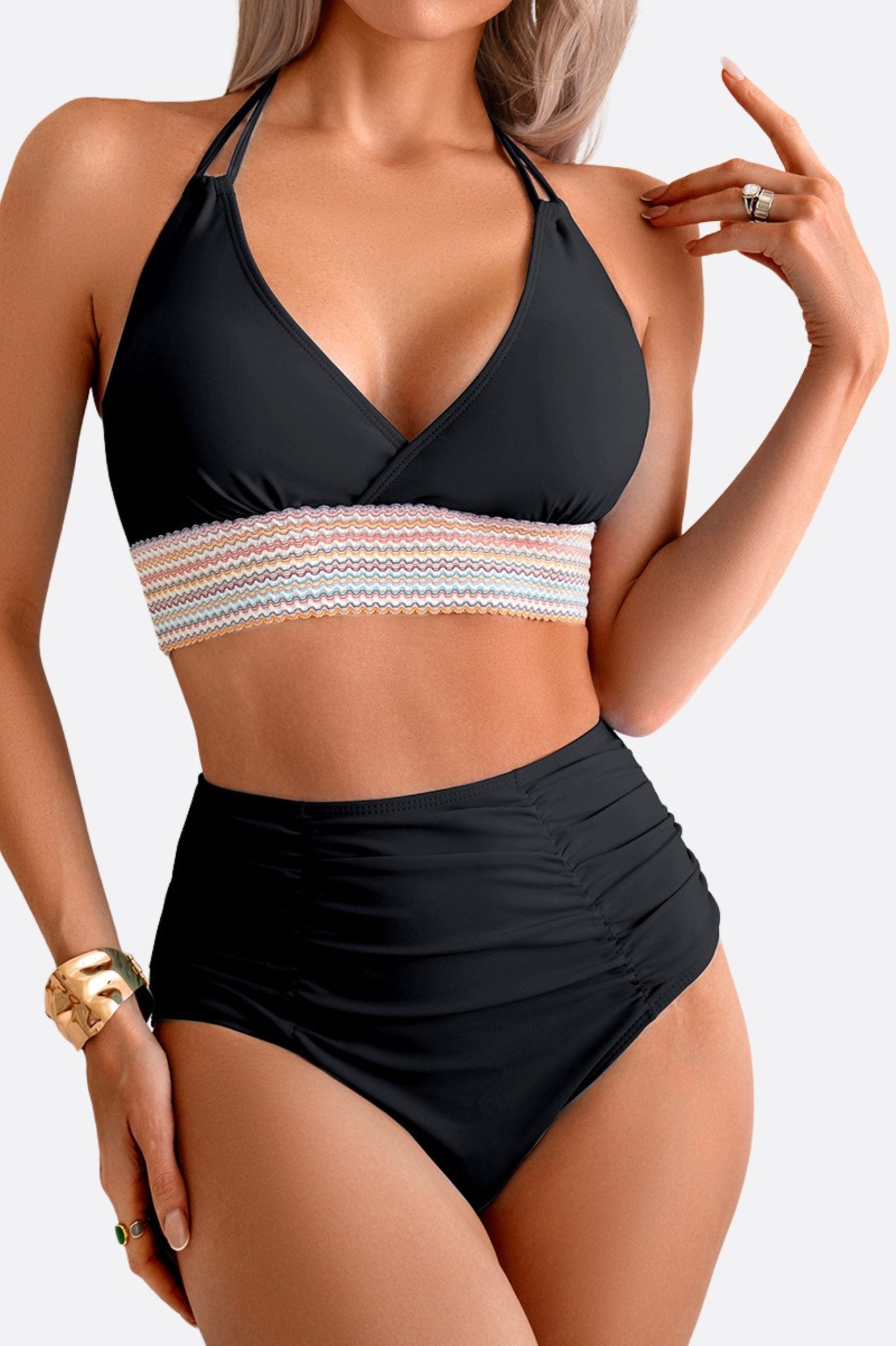 
Perspective alternative du maillot de bain deux pièces noir taille haute, révélant des détails colorés pour une touche...



