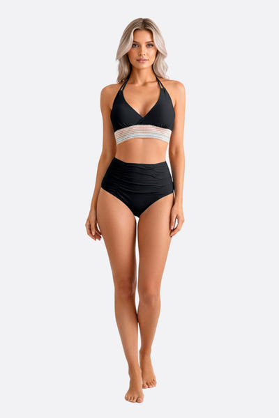 
Bikini noir taille haute aux accents multicolores, idéal pour une journée à la plage ou au bord de la piscine.




