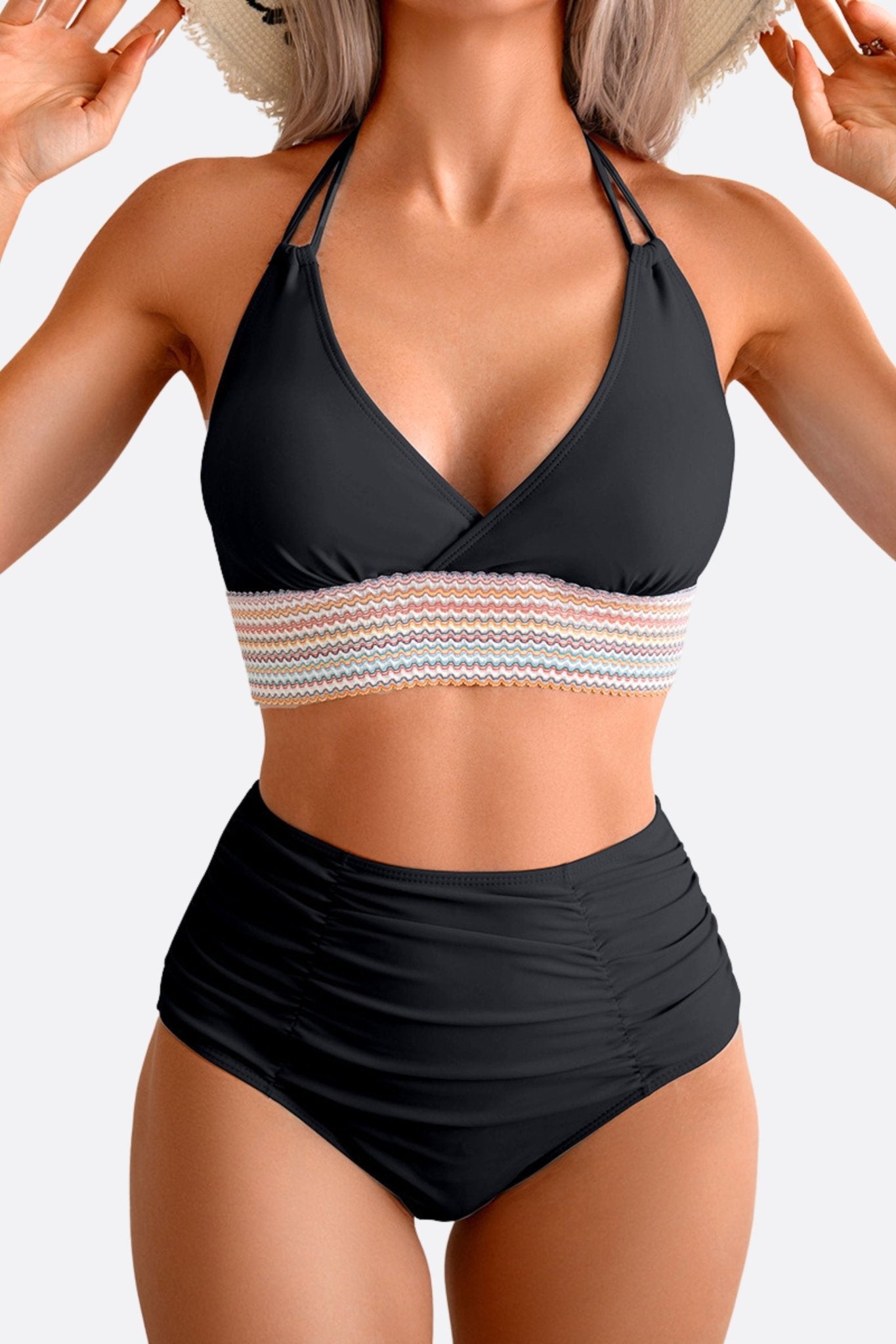 
Détails colorés et chic du bikini noir taille haute, offrant une touche sophistiquée pour des vacances à la mer.



