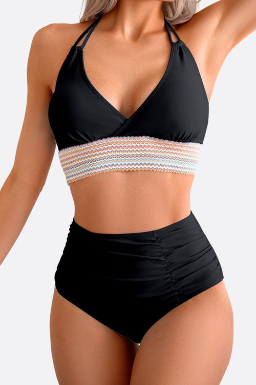 
Détail élégant du maillot de bain noir taille haute, mettant en valeur des motifs multicolores pour un style chic et moderne.



