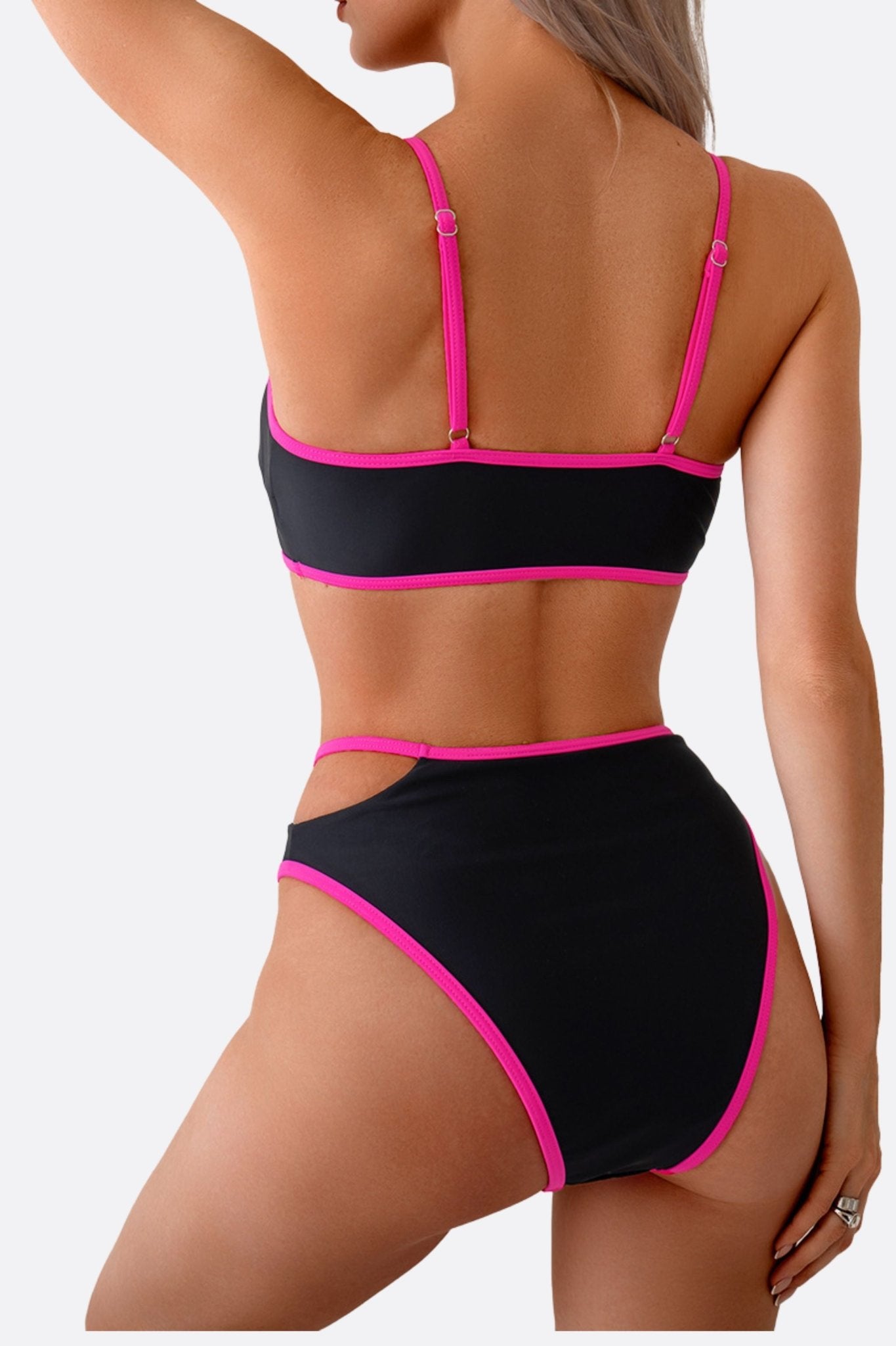 Détails élégants du bikini noir taille haute avec accents fuchsia, parfait pour un look tendance à la plage ou en vacances.