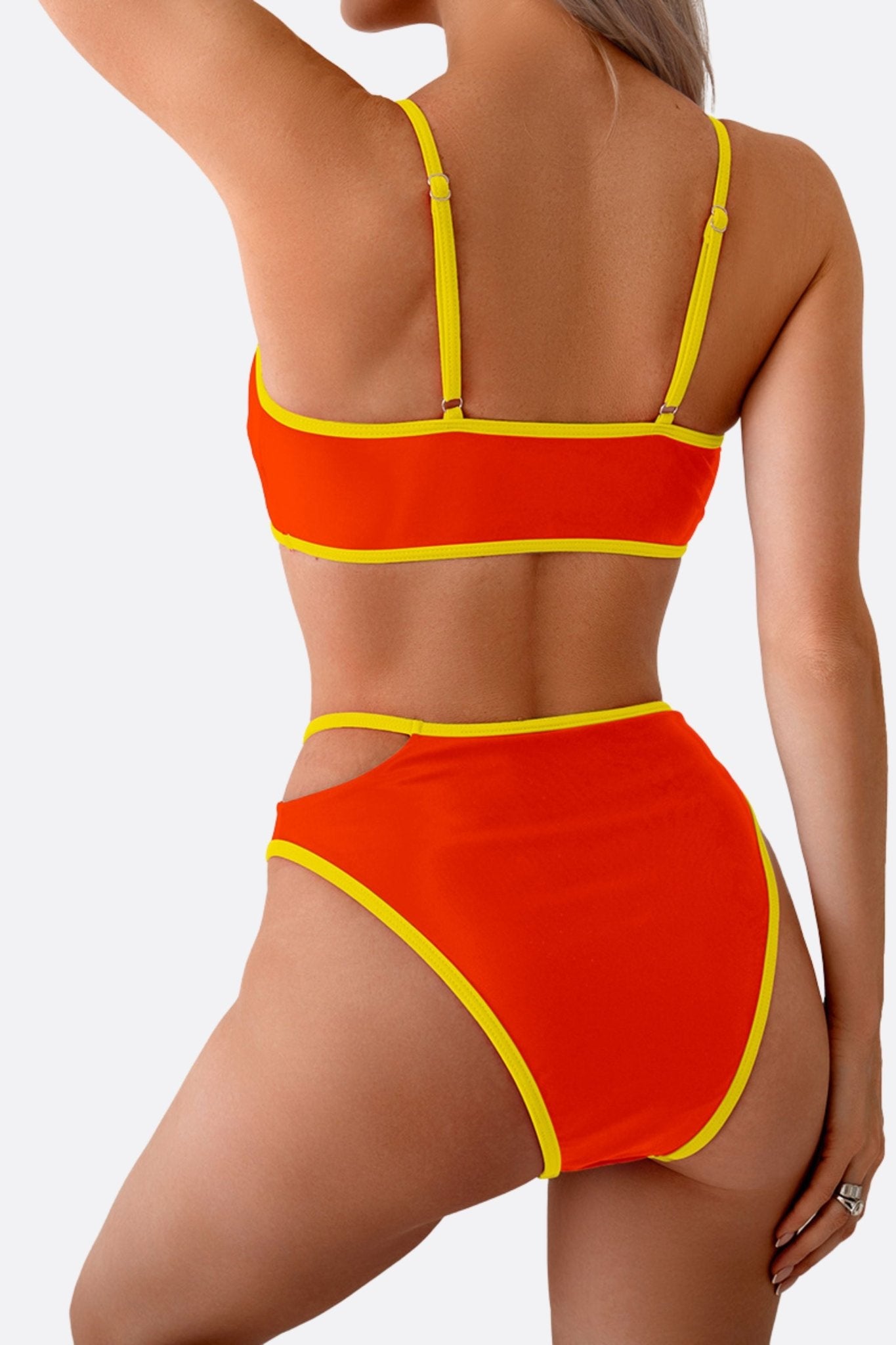 
Bikini deux pièces taille haute orange avec finitions jaunes, conçu pour un look chic et rafraîchissant au bord de l'eau.



