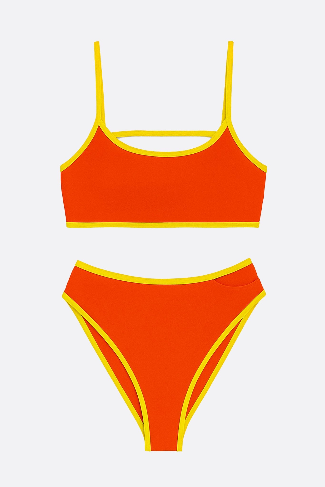 Perspective alternative du maillot de bain bikini taille haute en orange vif avec accents jaunes, idéal pour des soirées...