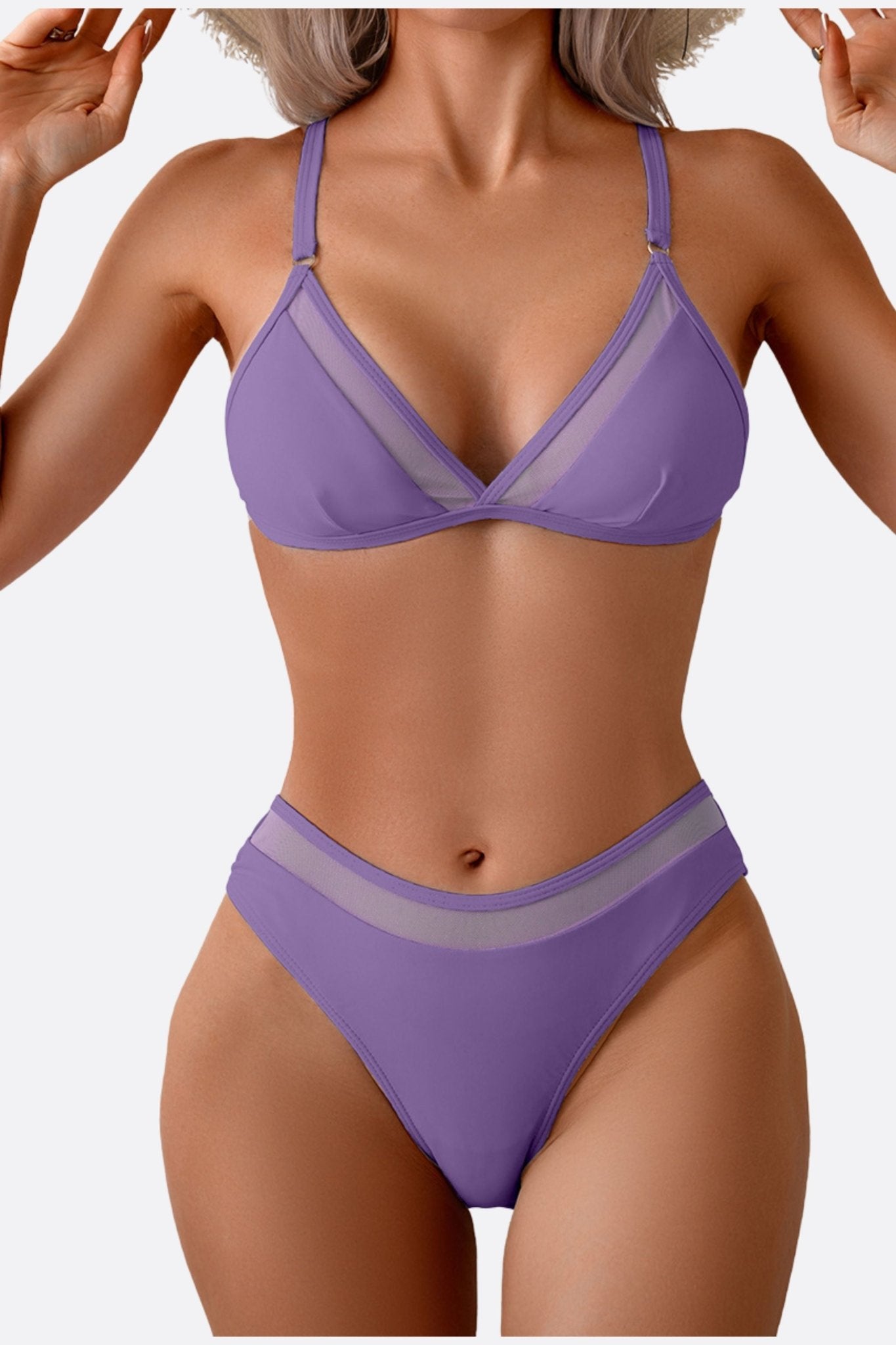 Détail en gros plan du bikini taille haute violet, mettant en valeur les inserts transparents pour une touche chic.