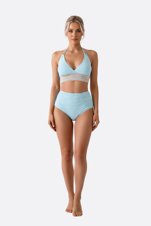 
Bikini bleu pastel chic avec taille haute froncée et bande crochetée multicolore, parfait pour les vacances d'été.



