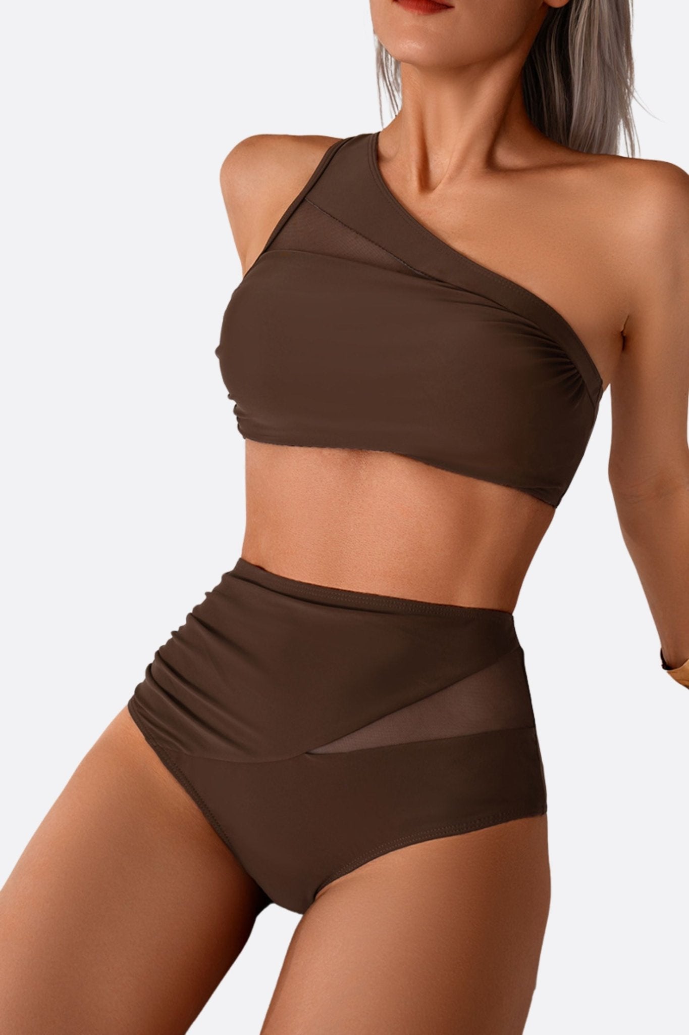 
Perspective du maillot de bain deux pièces marron à coupe audacieuse, élégant et parfait pour une escapade à la plage.



