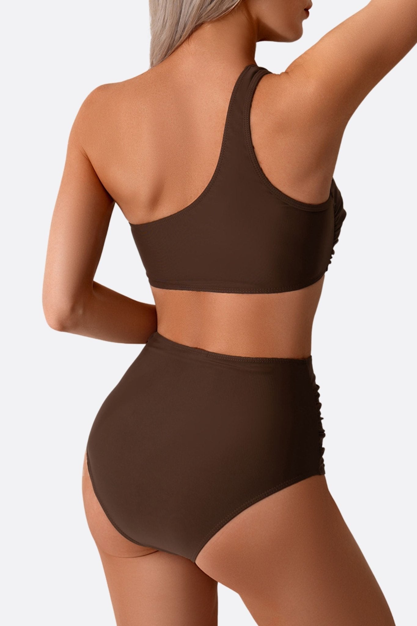 Costume da bagno due pezzi marrone con design asimmetrico, perfetto per distinguersi sulla spiaggia o in piscina.