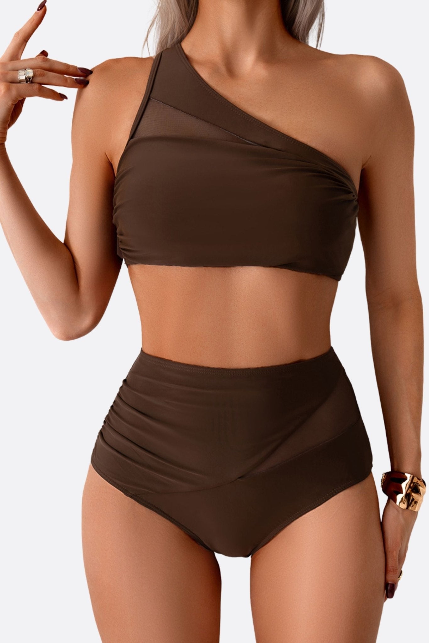 Costume da bagno due pezzi marrone con innovativo taglio asimmetrico, ideale per un look originale e chic in riva al mare.