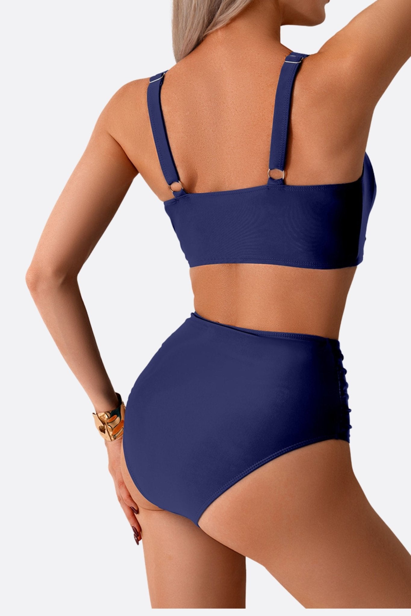 Détail en angle du maillot de bain deux pièces bleu marine, design torsadé, parfait pour un style moderne en bord de mer.