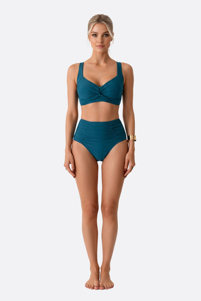 
Haut de bikini bleu pétrole torsadé, chic et élégant, parfait pour une journée à la plage ou au bord de la piscine.



