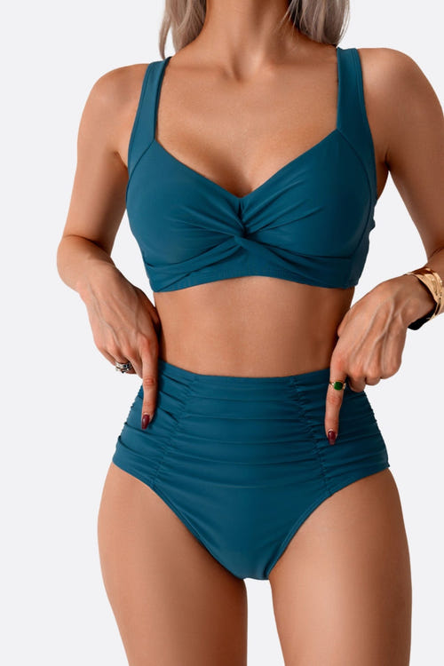 
Détail du maillot de bain deux pièces bleu pétrole au tissu torsadé, mettant en valeur un style raffiné pour l'été.



